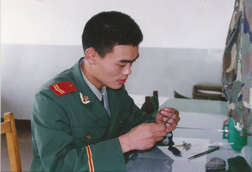 北京刑事辩护律师的武装警察生涯休息时间用手枪子弹头制作心型艺术品
